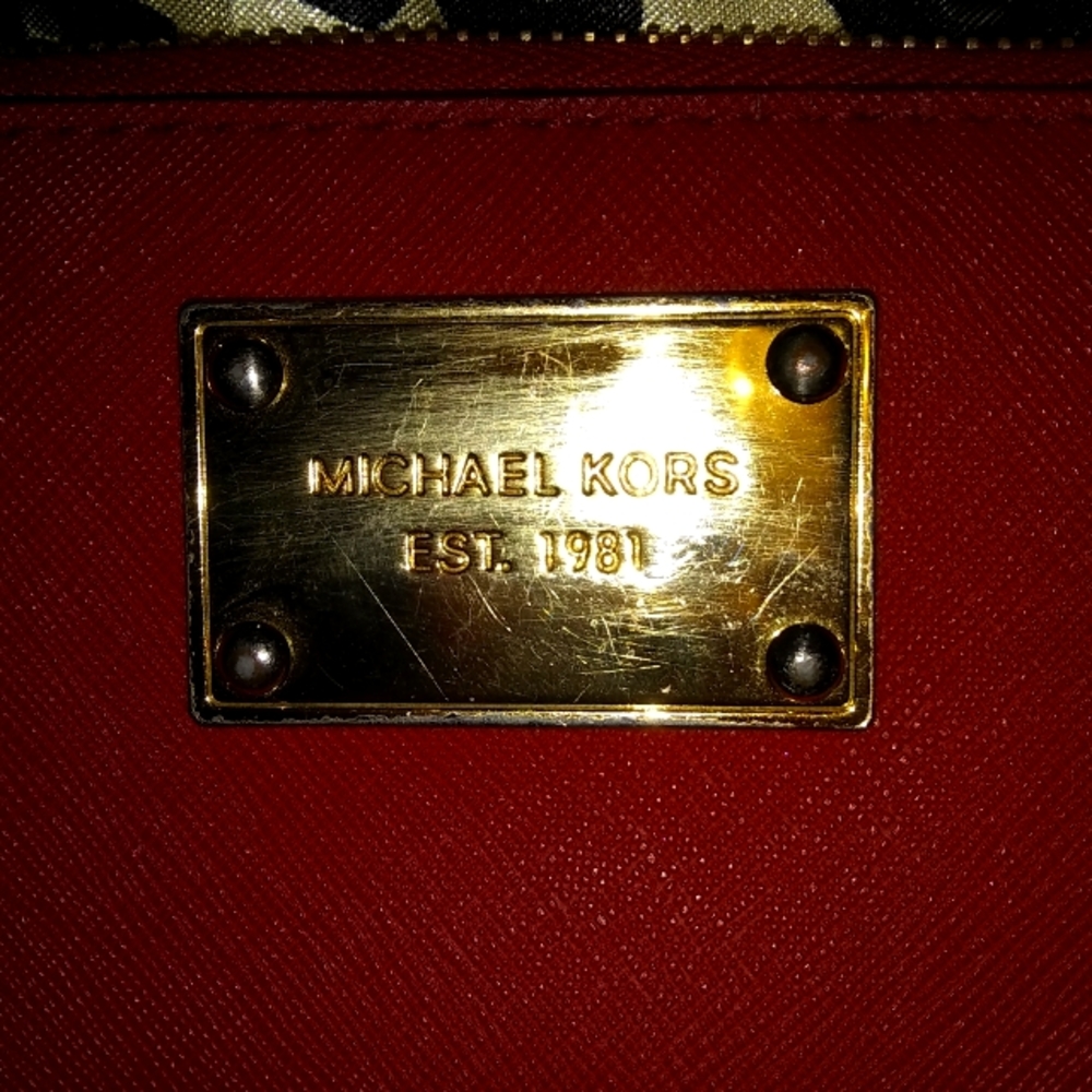 MICHAEL KORS LEATHER ZIPPERED WALLET 🦋